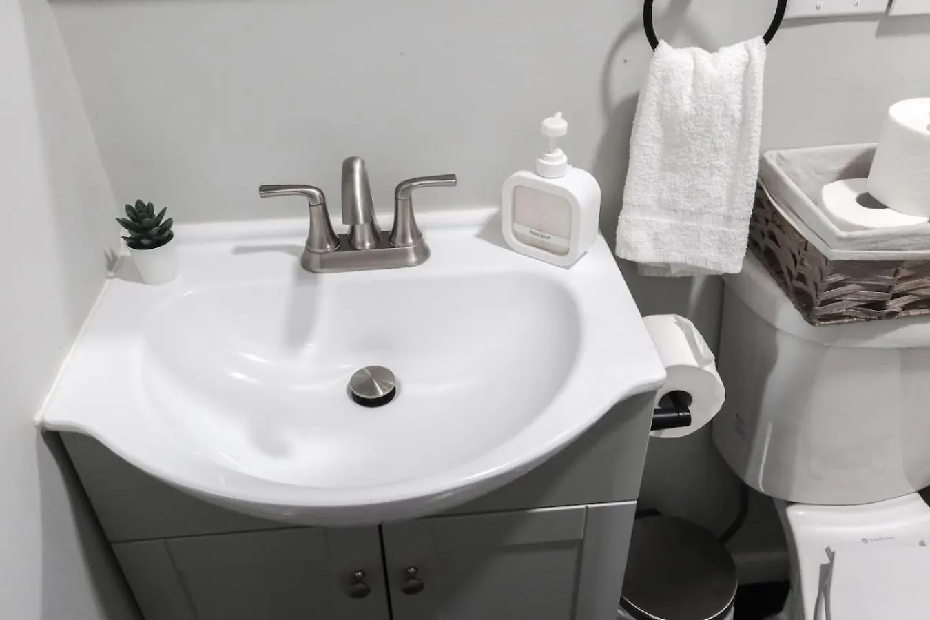 5Bed 2Bath Near Nyc, Parking, Laundry Apartment Irvington