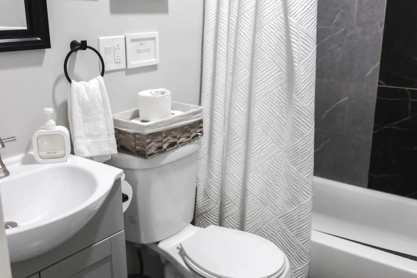 5Bed 2Bath Near Nyc, Parking, Laundry Apartment Irvington